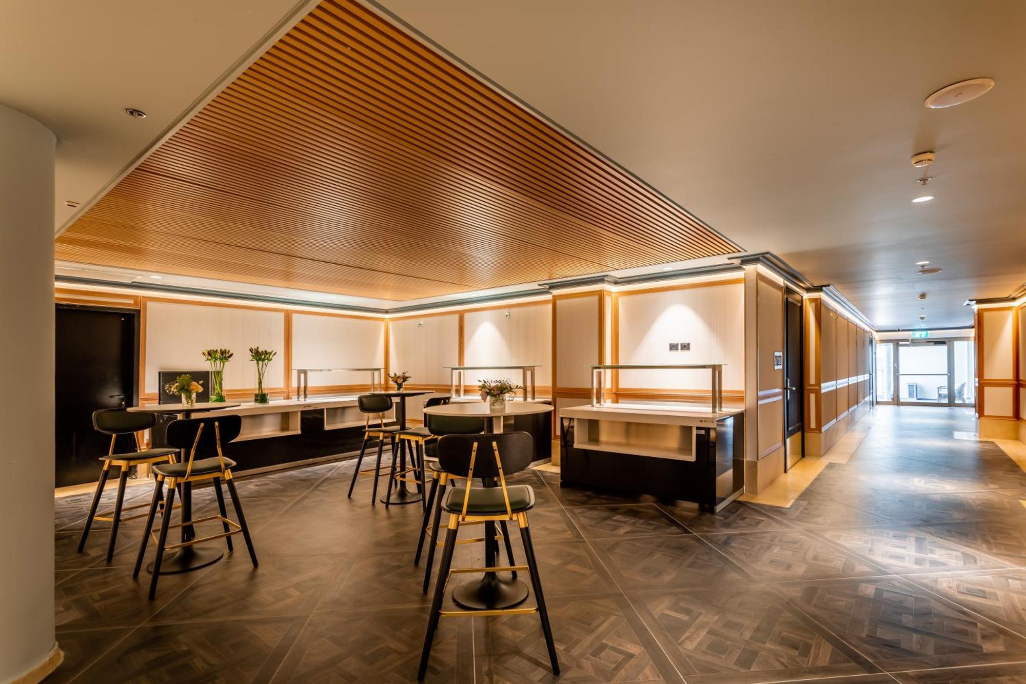 Daniel Herzliya Hotel Buitenkant foto The new lounge at London Heathrow Airport